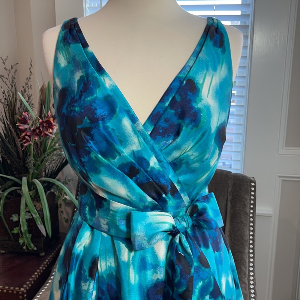 Evan-Picone Beautiful Watercolor Blue dress with pockets bra strap holders Sz 6